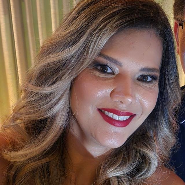 Flávia Dias
